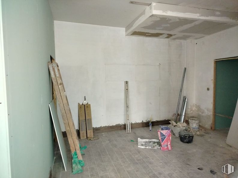 Retail for rent at Calle Pinto, 1, Parla, Madrid, 28980 with ladder, building, wood, flooring, fixture, floor, hardwood, house, ceiling and door around