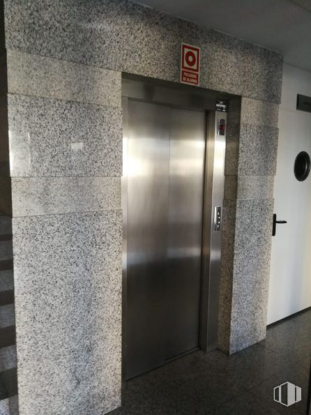 Oficina en alquiler en Edificio Atenea, Calle Pollensa, 2-4, Las Rozas de Madrid, Madrid, 28230 con madera, rectángulo, gris, mediante, accesorio, gas, material compuesto, tintes y matices, piso y metal alrededor