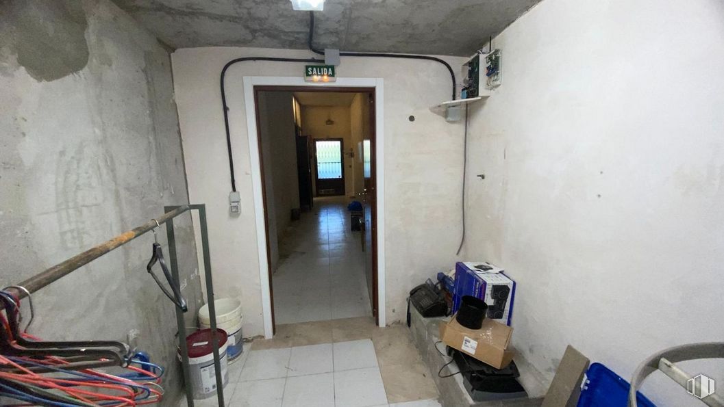 Retail for sale at Calle Cardenal González Mendoza, 3, Guadalajara, 19001 with door, property, fixture, floor, wall, flooring, gas, building, ceiling and luggage and bags around