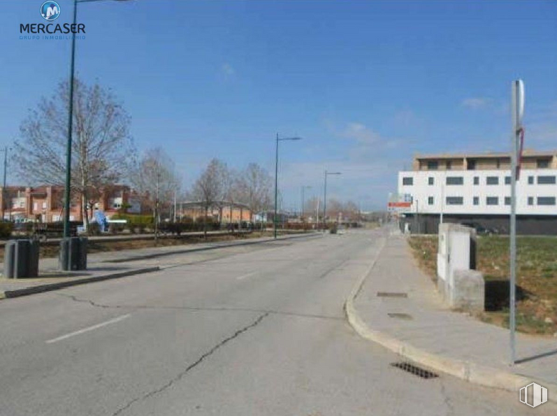 Land for sale at Zona Centro, Marchamalo, Guadalajara, 19180 with building, street light, sky, plant, road surface, tree, asphalt, cloud, land lot and residential area around