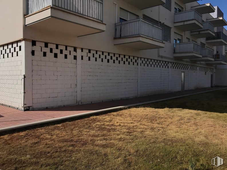 Local en alquiler y venta en Calle Valdeamor, 25, Algete, Madrid, 28110 con edificio, ventana, casa, diseño urbano, condominio, sombra, revestimiento, madera, fachada y techo alrededor