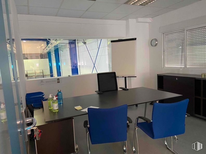 Industrial for sale at Zona empresarial Las Rozas, Las Rozas de Madrid, Madrid, 28230 with chair, window blind, table, furniture, building, window, interior design, fixture, flooring and floor around