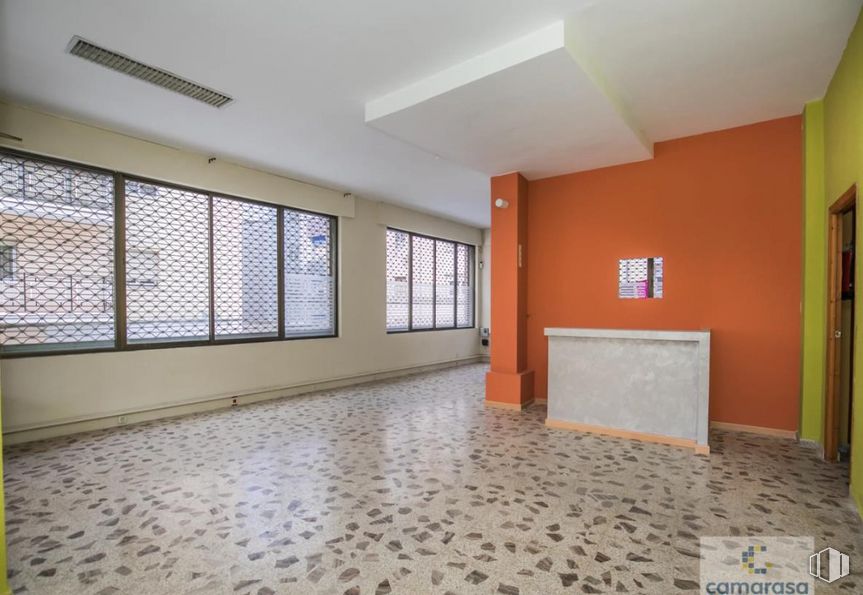 Retail for rent at Plaza San Francisco, 1, Ávila, 05005 with window, window blind, fixture, wood, hall, interior design, flooring, floor, hardwood and ceiling around