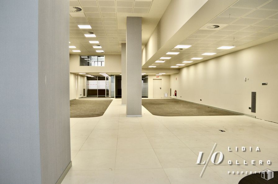 Oficina en alquiler y venta en Calle Francisco Gervás, Tetuán, Madrid, 28020 con ventana, diseño de interiores, edificio, suelo, piso, accesorio, entrada, techo, espacio, vidrio y diseño urbano alrededor