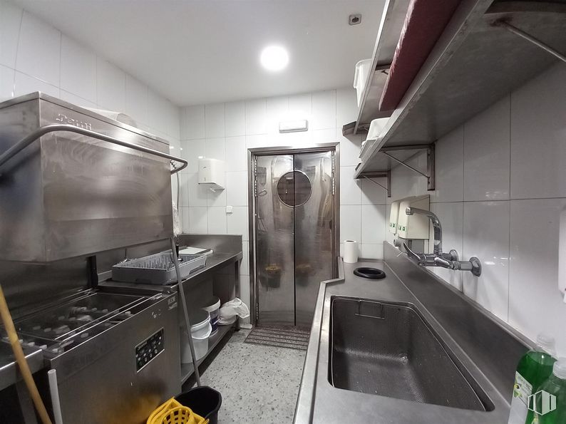 Retail for rent at Avenida Córdoba, 3, Usera, Madrid, 28026 with refrigerator, bottle, tap, sink, building, plumbing fixture, interior design, kitchen, cabinetry and floor around