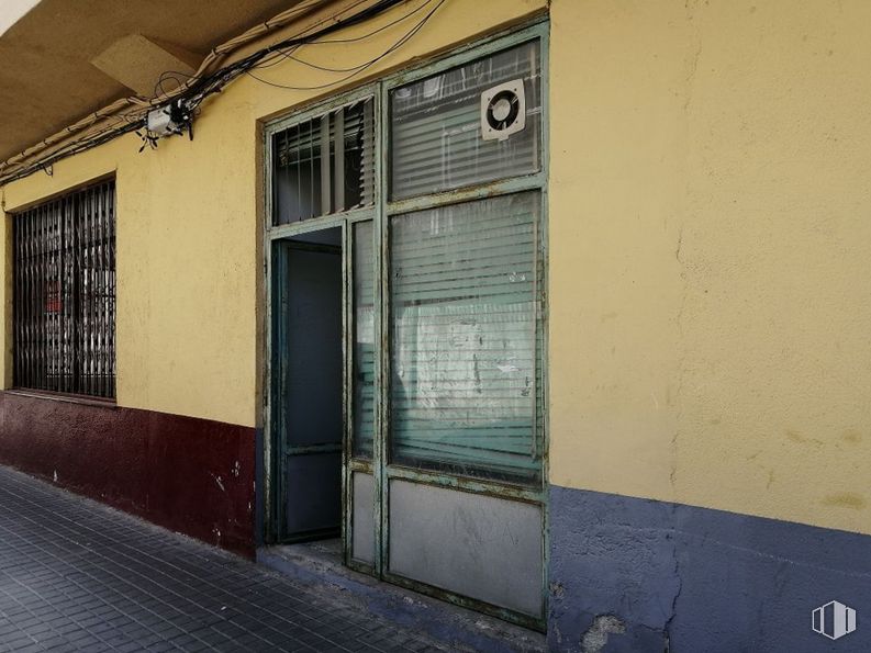 Retail for sale at Zona San Antonio, Ávila, 05005 with window, door, building, fixture, wood, gas, tints and shades, facade, house and shade around