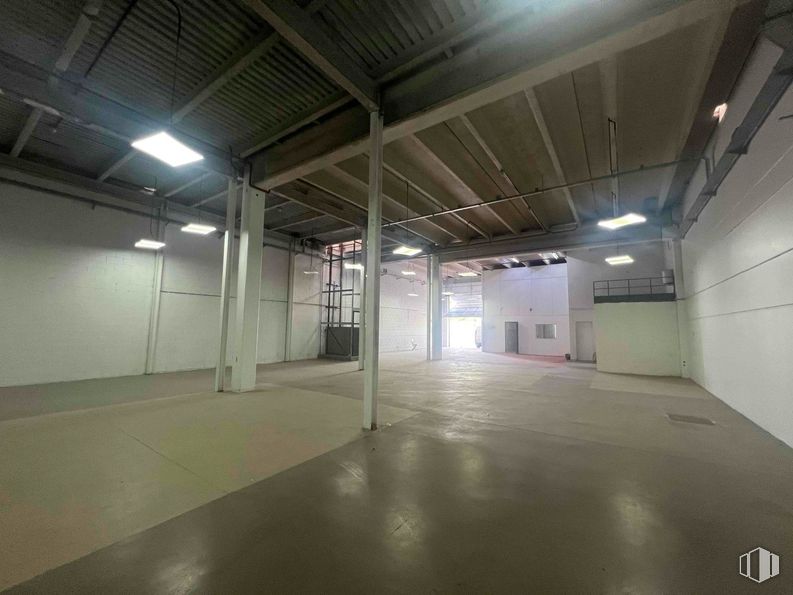 Nave en alquiler en Zona polígono industrial Sur, San Sebastián de los Reyes, Madrid, 28700 con lámpara, alumbrado, edificio, hall, suelo, accesorio, suelos, aparcamiento, techo y aparcamiento alrededor