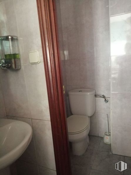 Local en venta en Calle Teruel, Fuenlabrada, Madrid, 28941 con inodoro, fregadero, marrón, asiento de inodoro, propiedad, edificio, baño, morado, accesorio y accesorio de fontanería alrededor