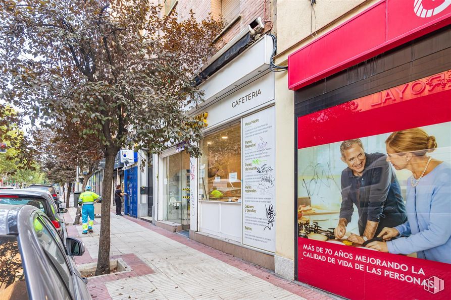 Local en alquiler en Calle López de Hoyos, 105, Chamartín, Madrid, 28002 con persona, coche, planta, edificio, árbol, barrio, fachada, inmobiliario, acera y ciudad alrededor