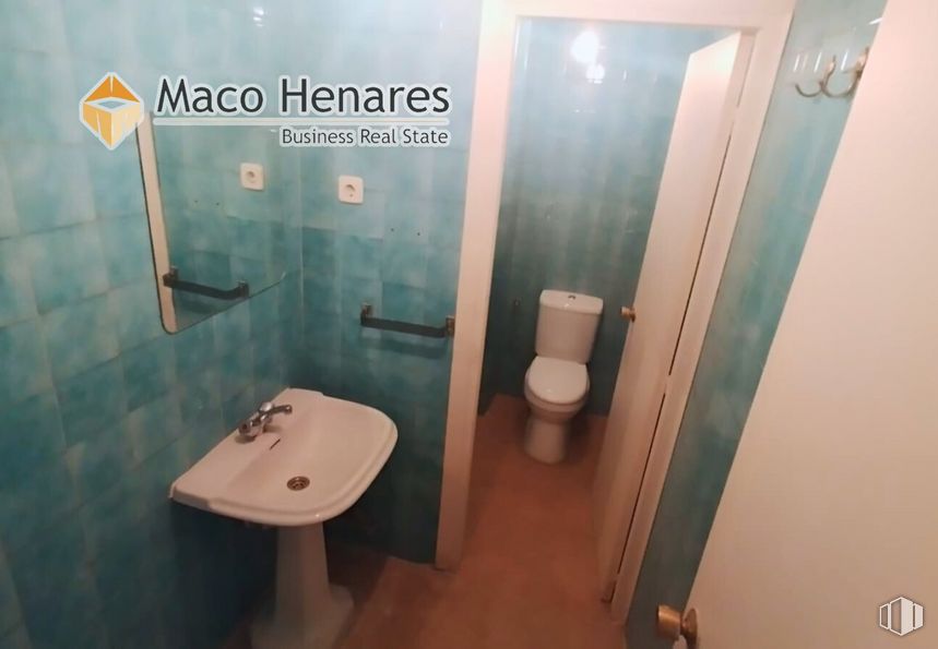 Retail for rent at Calle Chile, 7, Torrejón de Ardoz, Madrid, 28850 with toilet, sink, plumbing fixture, tap, property, bathroom, bathroom sink, wood, fixture and interior design around