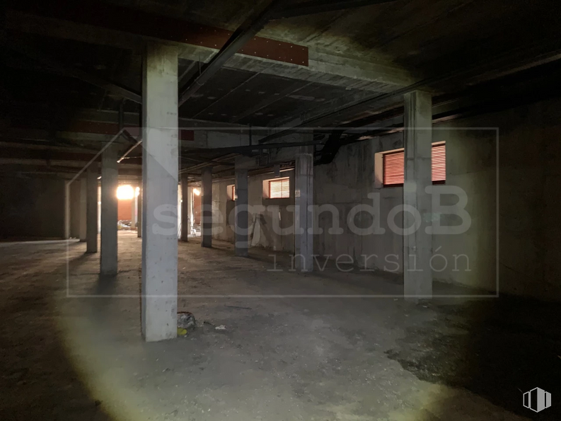 Retail for sale at Calle Ventanilla, 8, Colmenarejo, Madrid, 28270 with gas, city, concrete, space, darkness, road, ceiling, electricity, composite material and night around