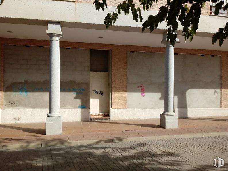 Retail for sale at Calle Carrera, El Viso de San Juan, Toledo, 45215 with plant, shade, lighting, architecture, road surface, facade, tints and shades, building, tree and concrete around