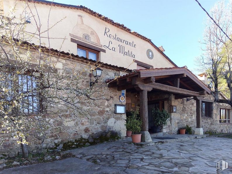 Retail for sale at Zona Collado Hermoso, Collado Hermoso, Segovia, 40170 with window, plant, sky, building, flowerpot, tree, cottage, wood, rural area and real estate around