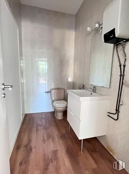 Local en venta en Calle Eras, 42, Brunete, Madrid, 28690 con mueble de baño, inodoro, propiedad, grifo, fregadero, edificio, accesorios de fontanería, cuarto de baño, accesorio y madera alrededor