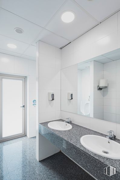 Oficina en alquiler en Avenida Sur de Barajas, 20, Barajas, Madrid, 28028 con mediante, accesorio, arreglo de tubería, baño, diseño de interiores, suelo, piso, material compuesto, herrajes domésticos y rectángulo alrededor