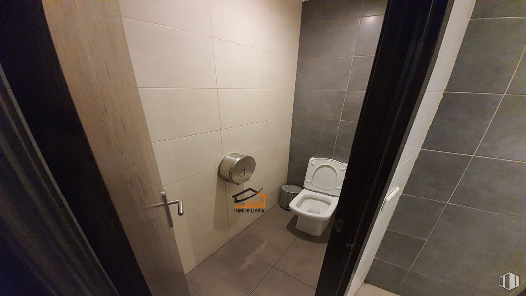 Retail for rent at  Calle Santa Isabel, Leganés, Madrid, 28911 with toilet, plumbing fixture, bathroom, flooring, floor, plumbing, fixture, urinal, door and composite material around