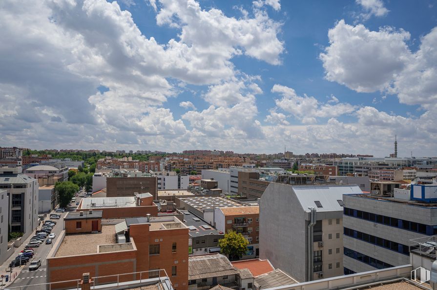 Oficina en alquiler en Calle Valentín Beato, 21, San Blas - Canillejas, Madrid, 28037 con edificio, nube, cielo, ventana, bloque de pisos, diseño urbano, cúmulo, paisaje urbano, paisaje y casa alrededor