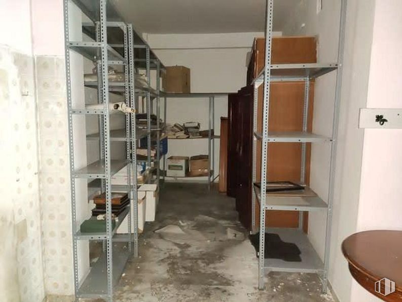 Retail for sale at Calle Montero, 42, Móstoles, Madrid, 28934 with furniture, shelf, shelving, architecture, interior design, wood, floor, flooring, building and fixture around