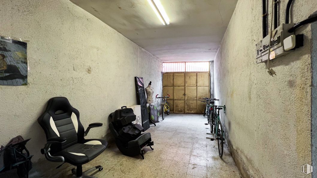 Retail for sale at Calle Nueva, Guadarrama, Madrid, 28440 with chair, bicycle, wheel, picture frame, tire, property, bicycle wheel, building, door and office chair around