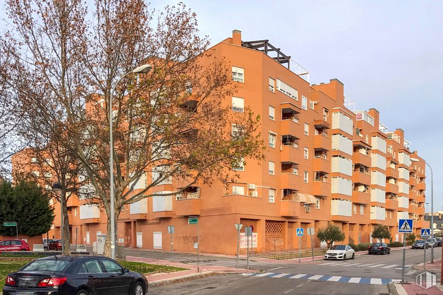 Local en venta en Calle Ana Tutor, Parla, Madrid, 28981 con coche, edificio, luz de estacionamiento automotriz, cielo, vehículo terrestre, rueda, neumático, planta, propiedad y vehículo alrededor