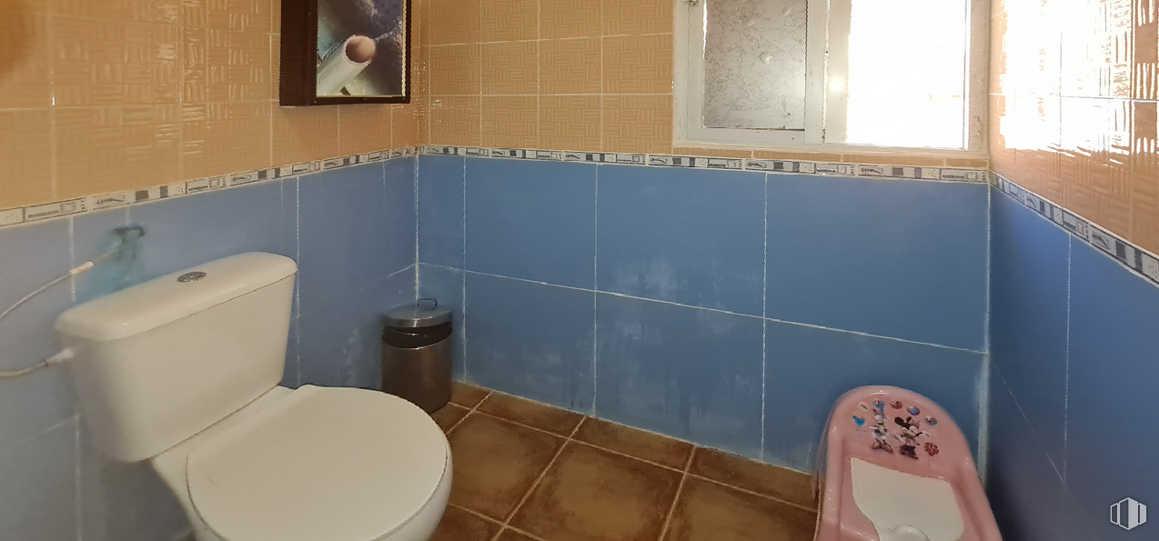 Retail for sale & for rent at Calle Lagartera, Escalona, Toledo, 45910 with shoe, toilet, picture frame, property, plumbing fixture, purple, interior design, tile flooring, flooring and bathroom around