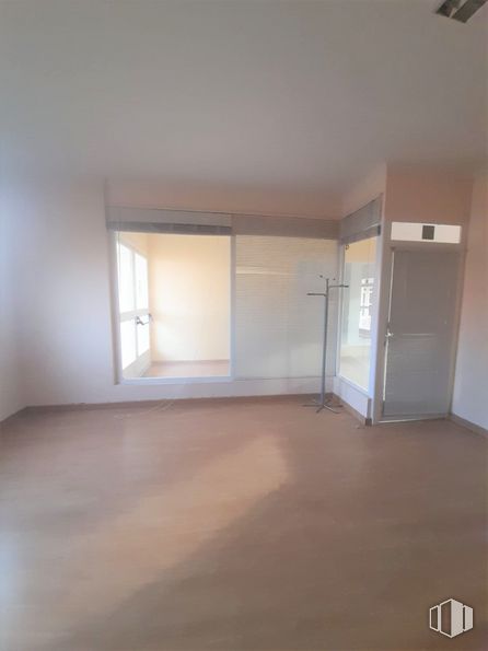 Local en alquiler en Zona La Poveda, Arganda del Rey, Madrid, 28500 con accesorio, madera, sombra, pintura, edificio, pavimento, tinte para madera, vidrio, techo y madera alrededor