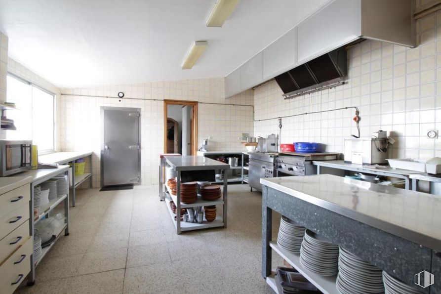 Local en alquiler y venta en Carretera CM-603, Cantalejo, Segovia, 40320 con horno microondas, puerta, ebanistería, mueble, propiedad, edificio, cajón, encimera, cocina y interiorismo alrededor