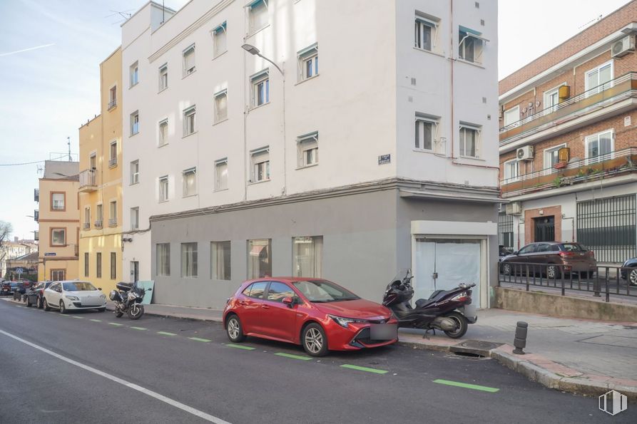 Retail for rent at Calle Pericles, La Latina, Madrid, 28011 with motorcycle, building, car, wheel, tire, land vehicle, automotive parking light, vehicle, window and sky around