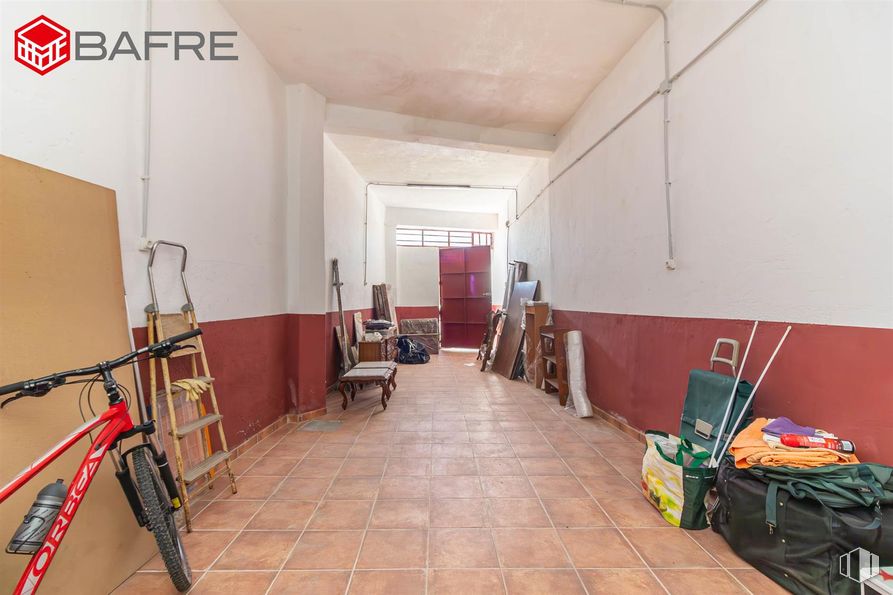 Retail for sale at Zona Carabanchel, Carabanchel, Madrid, 28025 with tire, wheel, bicycle, bag, flooring, floor, wall, tile flooring, bicycle frame and bicycle tire around