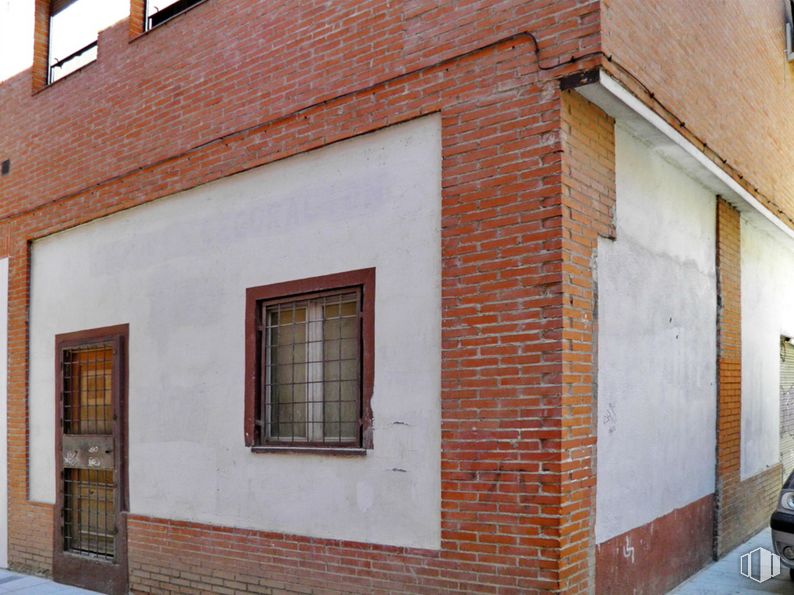 Retail for sale at Calle Arcipreste de Hita, Guadalajara, 19001 with window, door, wood, building, fixture, brickwork, brick, building material, neighbourhood and residential area around