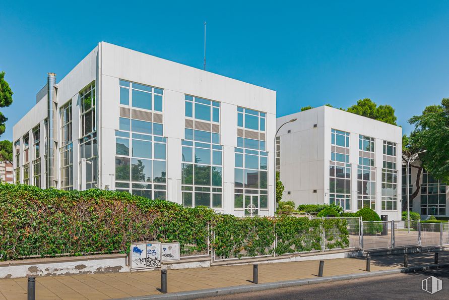 Oficina en alquiler en Calle San Severo, 26, Barajas, Madrid, 28042 con edificio, cielo, planta, ventana, árbol, diseño urbano, condominio, barrio, bloque de torres y espacio público alrededor