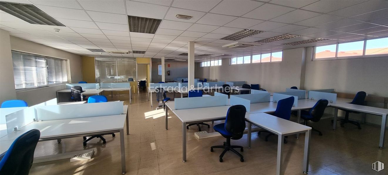 Nave en alquiler y venta en Zona industrial, Getafe, Madrid, 28906 con mesa, silla, mueble, propiedad, edificio, sofá, interiorismo, ventana, suelos y suelo alrededor