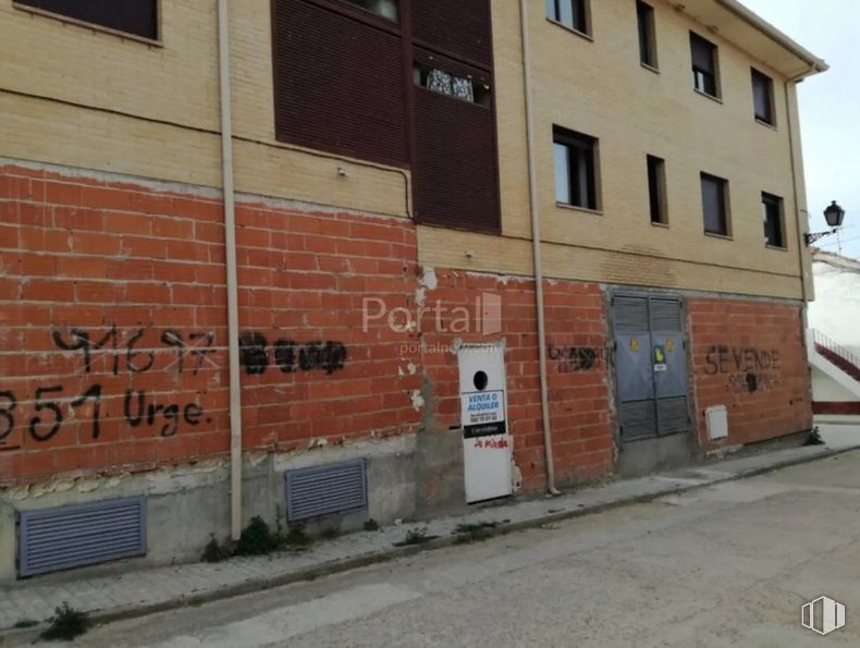 Retail for sale at Calle Espada, Cantimpalos, Segovia, 40360 with building, window, door, brick, brickwork, road, sidewalk, house, facade and sky around