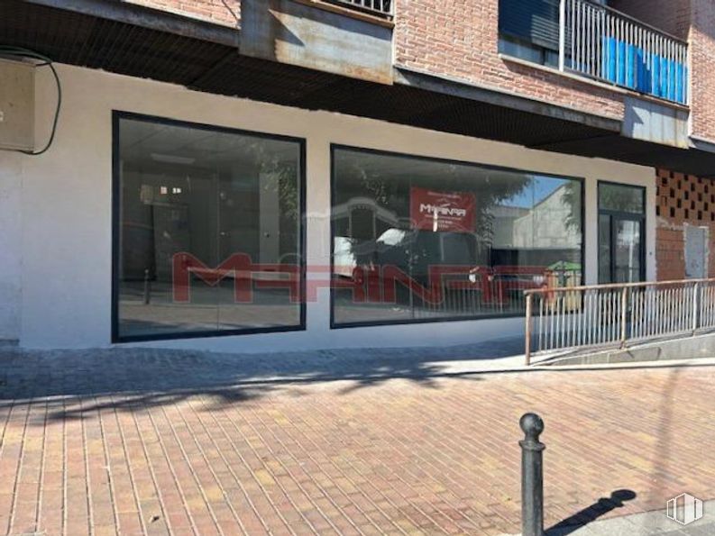 Retail for rent at Centro, Seseña, Toledo, 45223 with property, window, building, shade, architecture, wall, urban design, road surface, facade and city around