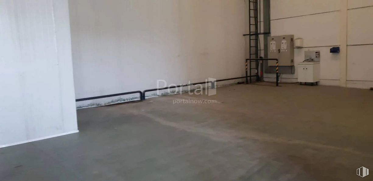 Industrial for sale at Calle Isaac Peral, Valdemoro, Madrid, 28341 with wood, floor, flooring, gas, composite material, building material, hardwood, ladder, fixture and plaster around