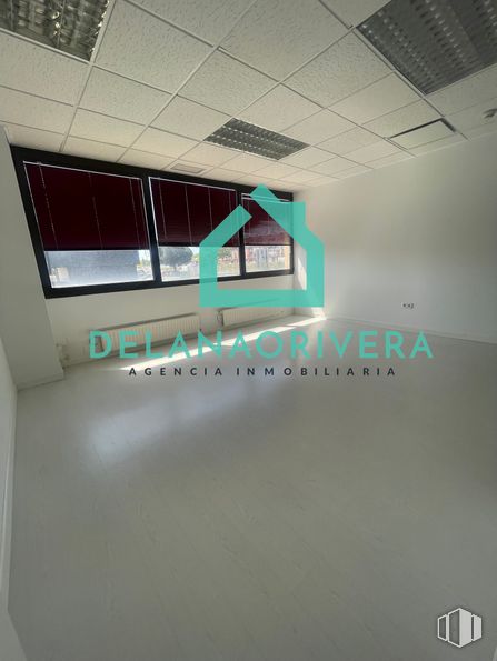 Oficina en alquiler en La Marazuela, Las Rozas de Madrid, Madrid, 28230 con ventana, edificio, diseño de interiores, accesorio, fuente, diseño automotriz, suelo, techo, espacio y escaleras alrededor