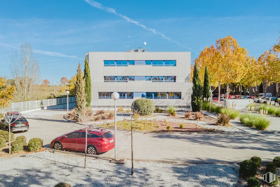 Oficina en alquiler en Calle Perú, Las Rozas de Madrid, Madrid, 28290 con coche, edificio, cielo, planta, neumático, rueda, propiedad, vehículo, nube y árbol alrededor