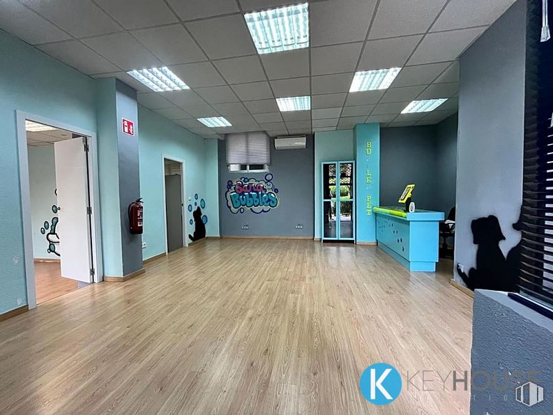 Local en alquiler y venta en Zona Fuencasa, San Fernando de Henares, Madrid, 28830 con puerta, persona, edificio, hall, suelos, suelo, techo, planta de interior, madera y evento alrededor