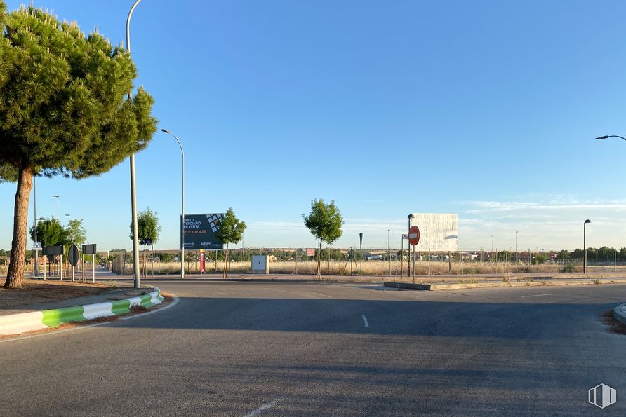 Suelo en venta en Sector Sur-R9 Tc E2, Azuqueca de Henares, Guadalajara, 19200 con luz de la calle, cielo, durante el día, planta, nube, superficie de la carretera, asfalto, árbol, lote de terreno y vía pública alrededor