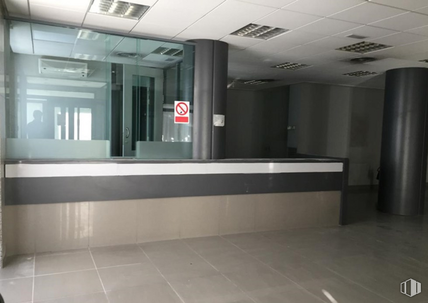 Local en alquiler y venta en Zona Centro, Cuenca, 16002 con accesorio, edificio, interiorismo, suelo, piso, pared, techo, material compuesto, pasillo y aluminio alrededor