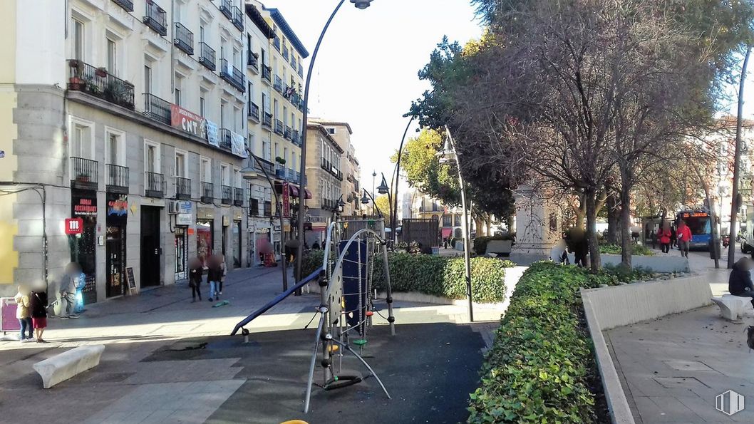 Local en alquiler en Plaza Tirso de Molina, Centro, Madrid, 28012 con edificio, planta, ventana, luz de la calle, infraestructura, superficie de carretera, árbol, vía pública, diseño urbano y cielo alrededor