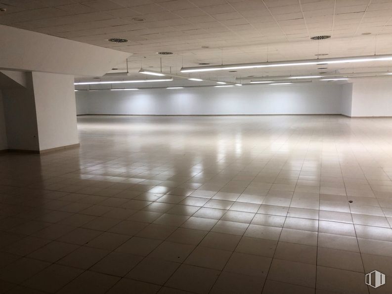 Retail for sale & for rent at Calle Toledo, 17, Sonseca, Toledo, 45100 with flooring, floor, interior design, fixture, tile flooring, material property, tints and shades, composite material, ceiling and wood around