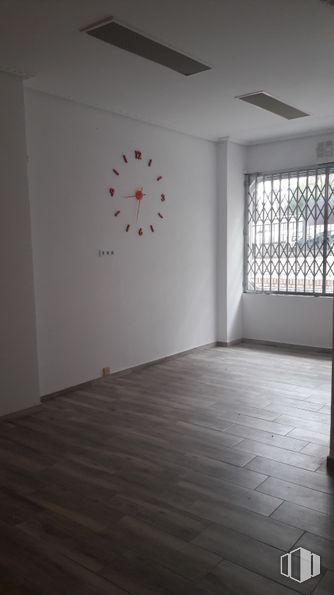 Local en alquiler y venta en Calle Pintor Ribera, 5, Móstoles, Madrid, 28933 con ventana, reloj, madera, interiorismo, sombra, suelo, suelos, pared, casa y tintes y matices alrededor