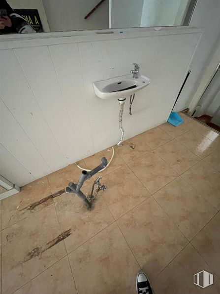 Local en alquiler en Barrio de la Concepción, Ciudad Lineal, Madrid, 28027 con fregadero, accesorios de fontanería, grifo, madera, suelos, suelo, lavabo, fontanería, cuarto de baño y madera dura alrededor