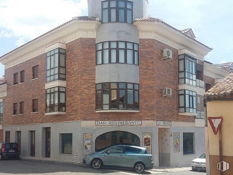 Retail for sale & for rent at Calle Noliva, Los Yébenes, Toledo, 45470 with car, window, building, wheel, land vehicle, tire, sky, vehicle, cloud and architecture around