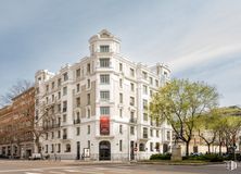 Office for rent at Calle Velázquez, 94, Salamanca, Madrid, 28006 with building, sky, cloud, daytime, window, plant, tree, urban design, condominium and neighbourhood around