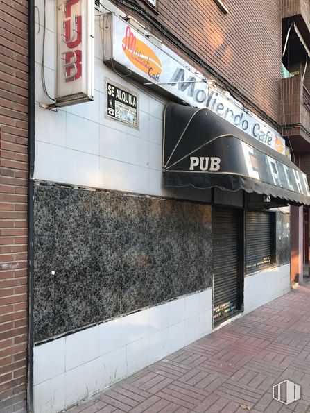 Retail for sale & for rent at Calle Huerta de Villaverde, 24, Villaverde, Madrid, 28021 with building, brick, window, brickwork, font, road surface, building material, sidewalk, facade and road around