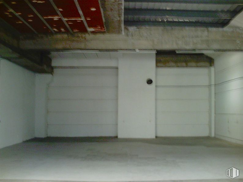 Industrial for rent at Calle Gamonal, Villa de Vallecas, Madrid, 28031 with wood, shade, flooring, floor, building, road surface, garage door, real estate, hardwood and gas around