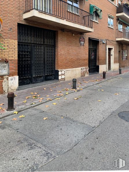 Local en venta en Calle Empecinado, 8, Alcalá de Henares, Madrid, 28801 con edificio, puerta, ventana, superficie de la carretera, asfalto, ladrillo, albañilería, madera, planta y suelos alrededor