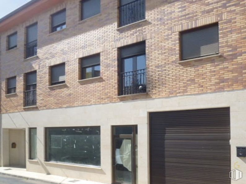 Retail for sale at Calle Jardines, Sotillo de la Adrada, Ávila, 05420 with window, building, fixture, residential area, brickwork, facade, urban design, brick, wood and composite material around